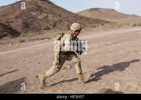 Strand von ARTA, Dschibuti (22. Juli 2015) A US Marine Battalion Landing Team 3. Bataillon, 1. Marineregiment, 15. Marine Expeditionary Unit läuft zu seinem Wurf Position während des Trainings eine Granate-Genauigkeit.  Elemente der 15. Marine Expeditionary Unit sind an Land in Dschibuti für Erhaltung Ausbildung zu erhalten und zu verbessern die Fähigkeiten, die sie während ihrer Periode der Einsatzvorbereitenden Ausbildung entwickelt.  Die 15. MEU ist zur Unterstützung von maritimer Sicherheitsoperationen und Sicherheitsbemühungen Zusammenarbeit Theater in der US-5. und 6. Flotte Einsatzgebiete im Einsatz. (U.S. Marine Corps Foto: Stockfoto