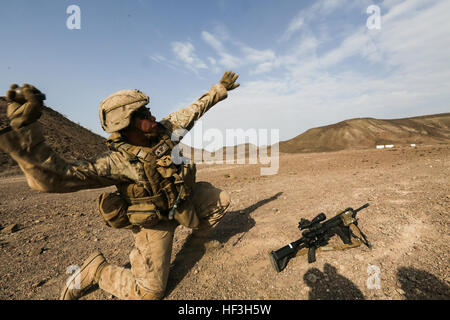 Strand von ARTA, Dschibuti (22. Juli 2015) A US Marine Battalion Landing Team 3. Bataillon, 1. Marineregiment, 15. Marine Expeditionary Unit wirft eine Granate Praxis während des Trainings eine Granate-Genauigkeit.  Elemente der 15. Marine Expeditionary Unit sind an Land in Dschibuti für Erhaltung Ausbildung zu erhalten und zu verbessern die Fähigkeiten, die sie während ihrer Periode der Einsatzvorbereitenden Ausbildung entwickelt.  Die 15. MEU ist zur Unterstützung von maritimer Sicherheitsoperationen und Sicherheitsbemühungen Zusammenarbeit Theater in der US-5. und 6. Flotte Einsatzgebiete im Einsatz. (U.S. Marine Corps Foto von Sgt Stockfoto