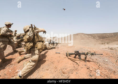 Strand von ARTA, Dschibuti (22. Juli 2015) A US Marine Battalion Landing Team 3. Bataillon, 1. Marineregiment, 15. Marine Expeditionary Unit wirft eine Granate Praxis während des Trainings eine Granate-Genauigkeit.  Elemente der 15. Marine Expeditionary Unit sind an Land in Dschibuti für Erhaltung Ausbildung zu erhalten und zu verbessern die Fähigkeiten, die sie während ihrer Periode der Einsatzvorbereitenden Ausbildung entwickelt.  Die 15. MEU ist zur Unterstützung von maritimer Sicherheitsoperationen und Sicherheitsbemühungen Zusammenarbeit Theater in der US-5. und 6. Flotte Einsatzgebiete im Einsatz. (U.S. Marine Corps Foto von Sgt Stockfoto