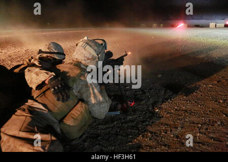 Strand von ARTA, Dschibuti (22. Juli 2015) U.S. Marine Lance Cpl. Zachary Palacio greift sein Ziel mit einer M240B Kader automatischen Waffe beim Maschinengewehr Durchhaltefähigkeit Training. Palacio ist ein motor-Transport Operator mit Bekämpfung der Logistik-Bataillon 15, 15. Marine Expeditionary Unit. Elemente der 15. Marine Expeditionary Unit sind an Land in Dschibuti für Erhaltung Ausbildung zu erhalten und zu verbessern die Fähigkeiten, die sie während ihrer Periode der Einsatzvorbereitenden Ausbildung entwickelt. Die 15. MEU ist derzeit zur Unterstützung der Sicherheit im Seeverkehr Operationen und Sicherheitsbemühungen Zusammenarbeit Theater in den USA bereitgestellt. Stockfoto