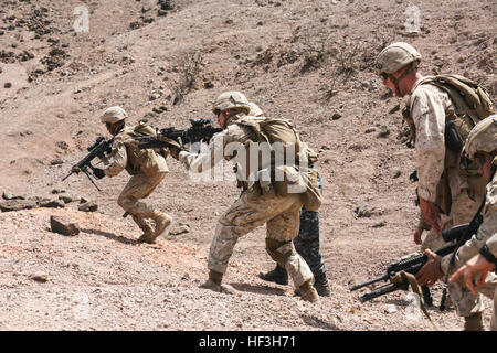 Strand von ARTA, Dschibuti (22. Juli 2015) US-Marines mit Battalion Landing Team 3. Bataillon, 1. Marineregiment, 15. Marine Expeditionary Unit, Angriff bis ihre kämpfende Position während des Trainings eine Kader-Angriff.  Die Marines BLT 3/1 führte eine Reihe von Angriffen und Manöver Bohrmaschinen bestehend, Maschinengewehr, Kader und Nacht Angriffe.  Elemente der 15. Marine Expeditionary Unit sind an Land in Dschibuti für Erhaltung Ausbildung zu erhalten und zu verbessern die Fähigkeiten, die sie während ihrer Periode der Einsatzvorbereitenden Ausbildung entwickelt.  Die 15. MEU ist zur Unterstützung der maritimen Sicherheit im Einsatz Stockfoto