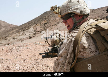 Strand von ARTA, Dschibuti (22. Juli 2015) A US Marine Teamleiter mit Battalion Landing Team 3. Bataillon, 1. Marineregiment, 15. Marine Expeditionary Unit, schreit Befehle an seine Mannschaft während eines Trainings Kader-Angriff.  Die Marines BLT 3/1 führte eine Reihe von Angriffen und Manöver Bohrmaschinen bestehend, Maschinengewehr, Kader und Nacht Angriffe.  Elemente der 15. Marine Expeditionary Unit sind an Land in Dschibuti für Erhaltung Ausbildung zu erhalten und zu verbessern die Fähigkeiten, die sie während ihrer Periode der Einsatzvorbereitenden Ausbildung entwickelt.  Die 15. MEU ist derzeit zur Unterstützung der maritimen Securi bereitgestellt. Stockfoto