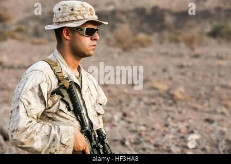 Strand von ARTA, Dschibuti (24. Juli 2015) U.S. Marine CPL. Ivan Pando steht Wache außerhalb der 15. Marine Expeditionary Unit Cantonment Durchhaltefähigkeit Training. Pando ist ein leicht gepanzertes Fahrzeug-Schütze von der Light Armored Vehicle (LAV-25), den Spitznamen "Ole Betsy," mit 1. Light Armored Reconnaissance Detachment, Battalion Landing Team 3. Bataillon, 1. Marineregiment, 15. MEU. Marines halten eine durchsetzungsfähige Kraft Haltung, auch während des Trainings, um Sicherheit zu gewährleisten. Elemente des 15. MEU sind an Land in Dschibuti für Erhaltung Ausbildung zu erhalten und zu verbessern die Fähigkeiten entwickelten sie d Stockfoto