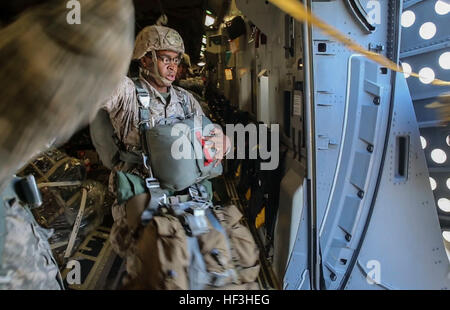 U.S. Marine Corps CPL Shawn A. Welch springt aus einer c-17 Globemaster III 8 Juli in der Untiefe Wasser Ausbildung Bay, Queensland, Australien, während der Übung Talisman Sabre 15 in Verbindung mit Hamel 15. Talisman Sabre 15 und Hamel 15 sind gemeinsame, multi-nationalen integrierten Übungen zur Stärkung der USA und Australiens Kampftraining, Bereitschaft und Interoperabilität. Welch, Martinsville, Virginia, ist ein Funker mit 5. Air Naval Gunfire Liaison Company, Marine Expeditionary Force Headquarters Gruppe III. (Foto: U.S. Marine Corps CPL William Hester / veröffentlicht) ANGLICO springt in Ta Stockfoto