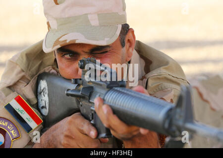 Eine irakische Armee Soldat soll sich der Anblick eines M16 Gewehr während Treffsicherheit Grundlagen training unter der Leitung von dänischen Soldat innen auf Al Asad Air Base, Irak, 27. Juli 2015. Durch die Beratung und Unterstützung und Gebäude Partner Kapazität Missionen, Combined Joint Task Force-Betrieb verbundenen lösen multinationale Koalition hat ca. 11.000 irakische Sicherheitskräfte zu besiegen, der islamische Staat im Irak und der Levante und Wiederherstellung der Souveränität und Sicherheit des Irak ausgebildet. (Foto: U.S. Marine Corps CPL Jonathan Boynes/freigegeben) Koalition Sicherheitskräften Züge irakischen ISIL zu besiegen Stockfoto