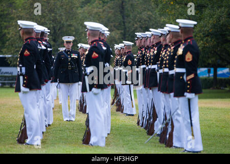 US-Marines mit Marine Barracks Washington führen während einer Sonnenuntergang Parade auf der Marine Corps War Memorial in Arlington, VA., 28. Juli 2015. U.S. Navy Admiral Harry B. Harris, US Pacific Command, war der Gast der Ehre für die Parade und General John M. Paxton, stellvertretender Kommandant des Marinekorps, die Hosting-offizielle. Seit September 1956 haben marschierende und musikalische Einheiten von Marine Barracks Washington, D.C., die Tribut wurde deren "war ungewöhnlich Tapferkeit eine gemeinsame Tugend" durch die Vorlage Sonnenuntergang Paraden im Schatten der 32-Fuß hohe Zahlen des United States Marine Corps Krieges Stockfoto