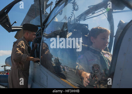 Sgt. John Moreau, eine Flugzeugzelle Mechaniker mit Marine Light Attack Helicopter Training Squadron (HMLAT) 303 und gebürtig aus San Angelo, Texas, überwacht eine AH-1W Super Cobra statische Anzeige während zwei Pfadfinder in der Flugzeug-Cockpit in Seattle, Juli 28 sitzen. Mitglieder der Boy Scouts of America tourte statischen Displays an Bord der USS Boxer nach Abschluss seiner Reise von Seattle nach Seafair Fleet Week teilnehmen. Seafair Fleet Week setzt Seattle von Angesicht zu Angesicht Navy-Marine Team 150728-M-QU349-004 Stockfoto