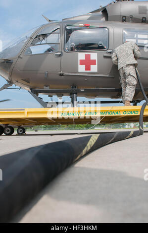 SPC. Wright kleine, Petroleum liefern Spezialist, Abteilung 1, D Company, 1. Bataillon, 224. Aviation Regiment, tankt ein UH-60 Black Hawk Hubschrauber bei der Army Aviation Betrieb, 29. Juli 2015, South Burlington, VT (US Army National Guard Foto von Staff Sgt. Nathan Rivard) tanken 150729-Z-NB545-002 Stockfoto