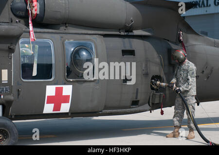 SPC. Wright kleine, Petroleum liefern Spezialist, Abteilung 1, D Company, 1. Bataillon, 224. Aviation Regiment, tankt ein UH-60 Black Hawk Hubschrauber bei der Army Aviation Betrieb, 29. Juli 2015, South Burlington, VT (US Army National Guard Foto von Staff Sgt. Nathan Rivard) tanken 150729-Z-NB545-004 Stockfoto