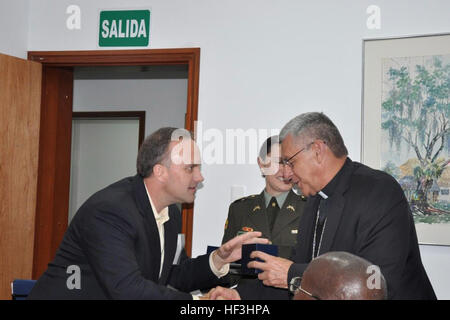 US Air Force Master Sgt. Charles Williams Kaplan Assistent, erhält ein Geschenk von Monsignore Fabio Suescun Mutis, Erzbischof für das kolumbianische Militär bei einem dreitägigen Symposium in Bogota, Kolumbien, Juli 13-16. Das Symposium war eine Gelegenheit, mit anderen Nationen Ideen auf wie Religion für militärische Befehlshaber, Militärangehörige und ihre Familien zu teilen. (Mit freundlicher Genehmigung Foto/freigegeben) South Carolina Air National Guard Kaplan und Kaplan Assistent Erfahrungen durch den Staat Partnerschaft Programm 130420-Z-ZZ999-001 Stockfoto