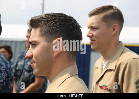 Hören Sie Sgt. Nick Svetahor, links, eine meteorologische Forecaster mit 1. Intelligence Battalion, I Marine Expeditionary Force (MEF) und eine native, Berlin, Pennsylvania und Sgt. Carmen Zangari, Spionageabwehr Student mit 1. Intel Bn ich MEF und Sunbury, Pennsylvania beheimatet, ein Preflight kurz vor dem Reiten in der blaue Engel C-130T Herkules bekannt als "Fat Albert" in Seattle, 2. August. Die Blue Angels flog Aktivaufgabe Marines und Segler in der Boeing Seafair Air Show als eine Möglichkeit, die militärische Gemeinschaft zurückzugeben. (U.S. Marine Corps Foto von Sgt. Lillian Stephens/freigegeben) "Fett A Stockfoto