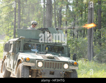 Ein Soldat mit Unternehmen B, 106. Support Battalion, 155. gepanzerte Combat Team, Mississippi Army National Guard, reagiert auf direkten Beschuss aus US-Armeesoldaten mit dem 1. Bataillon, 12. Kalvarienberg-Regiment, mit denen sie in einem Kraft-auf-Force-Event während absichtliche Recovery training 2. August 2015 im Lager Shelby, Miss beschäftigt sind. Die Fortbildungsveranstaltung war ein Teil der exportierbar Kampfkraft Training Übungen, der Garde Soldaten für Kampf-Training Erfahrungen zur Armee Verpflichtungen weltweit Unterstützung erforderlich macht.  (Mississippi National Guard Foto von Sgt. Connie Jones, 102. Public Affairs-D Stockfoto