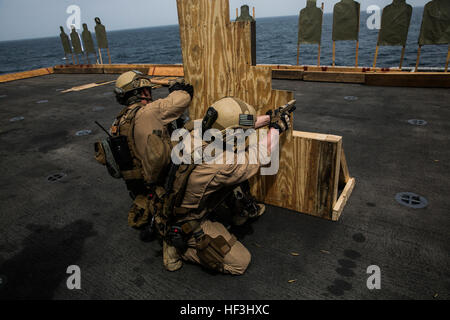 Indischer Ozean (4. August 2015) US-Marines mit dem 15. Marine Expeditionary Unit Maritime Raid Kraft Feuer auf Ziele hinter einer Barrikade während ein Deck schießen auf amphibischer Angriff Schiff USS Essex (LHD-2). Diese Marines praktiziert als Buddyteams zu verschiedenen Informationsquellen Abdeckung manövrieren um ihre Treffsicherheit Fähigkeiten. 15. MEU ist auf die Essex amphibische bereit Gruppe in Angriff genommen und eingesetzt, um die Aufrechterhaltung der regionalen Sicherheit in den USA 5. Flotte Einsatzgebiet. (Foto: U.S. Marine Corps CPL. Anna Albrecht/freigegeben) US-Marines üben Barrikade schießen auf Meer 150804-M-SV Stockfoto