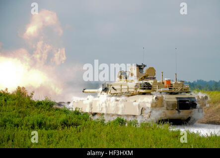 Ein M1A1 Abrams-Panzer des 2. Bataillons, 198. Armored Regiment, trainieren Sie Feuer auf ein Ziel Bereich während der 155. gepanzerte Brigade Combat Team der exportierbar bekämpfen Ausbildungskapazitäten (XCTC) im Camp Shelby, Frl., am 5. August 2015. Rund 4.600 Soldaten aus den Mississippi Army National Guard, aktive und Reserve-Komponenten teilnehmen an der Veranstaltung. (Mississippi National Guard Foto von Sgt. Tim Morgan, 102. Mobile Public Affairs Abteilung/freigegeben) 2-198th Armored Regiment, XCTC Camp Shelby 150805-Z-QA210-001 Stockfoto