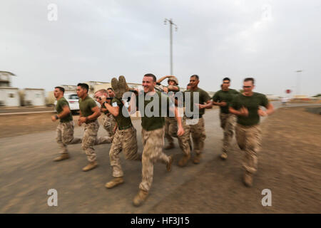 CAMP LEMONIER, Dschibuti (7. August 2015) US-Marines mit Ostindien-Kompanie, Battalion Landing Team 3. Bataillon, 1. Marineregiment, 15. Marine Expeditionary Unit, eine Wurf zu tragen während ein Körpertraining Wettbewerb durchführen. Elemente des 15. MEU sind an Land in Dschibuti für Erhaltung Ausbildung zu erhalten und zu verbessern die Fähigkeiten, die sie während ihrer Periode der Einsatzvorbereitenden Ausbildung entwickelt. Die 15. MEU ist derzeit im Einsatz zur Unterstützung der Sicherheit im Seeverkehr Operationen und Sicherheitsbemühungen Zusammenarbeit Theater in den USA 5. Flotte Einsatzgebiet. (U.S. Marine Corps Foto von Sgt. Jamean Stockfoto