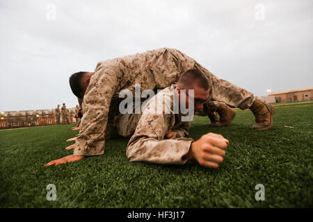 CAMP LEMONIER, Dschibuti (7. August 2015) US-Marines mit Ostindien-Kompanie, Battalion Landing Team 3. Bataillon, 1. Marineregiment, 15. Marine Expeditionary Unit in einer Team-Brücke-Übung während eines Wettkampfes körperliches Training teilnehmen. Elemente des 15. MEU sind an Land in Dschibuti für Erhaltung Ausbildung zu erhalten und zu verbessern die Fähigkeiten, die sie während ihrer Periode der Einsatzvorbereitenden Ausbildung entwickelt. Die 15. MEU ist derzeit im Einsatz zur Unterstützung der Sicherheit im Seeverkehr Operationen und Sicherheitsbemühungen Zusammenarbeit Theater in den USA 5. Flotte Einsatzgebiet. (U.S. Marine Corps Foto von S Stockfoto