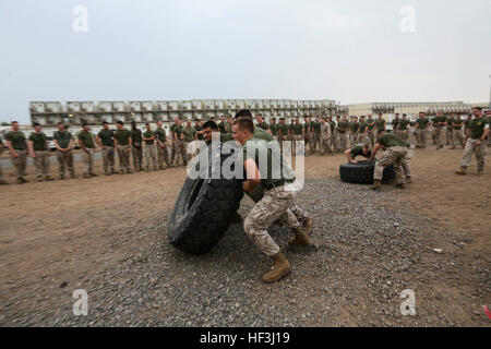 CAMP LEMONIER, Dschibuti (7. August 2015) US-Marines mit Ostindien-Kompanie, Battalion Landing Team 3. Bataillon, 1. Marineregiment, 15. Marine Expeditionary Unit, Reifen Flips während ein Körpertraining Wettbewerb durchführen. Elemente des 15. MEU sind an Land in Dschibuti für Erhaltung Ausbildung zu erhalten und zu verbessern die Fähigkeiten, die sie während ihrer Periode der Einsatzvorbereitenden Ausbildung entwickelt. Die 15. MEU ist derzeit im Einsatz zur Unterstützung der Sicherheit im Seeverkehr Operationen und Sicherheitsbemühungen Zusammenarbeit Theater in den USA 5. Flotte Einsatzgebiet. (U.S. Marine Corps Foto von Sgt. Jamean Berry / Re Stockfoto