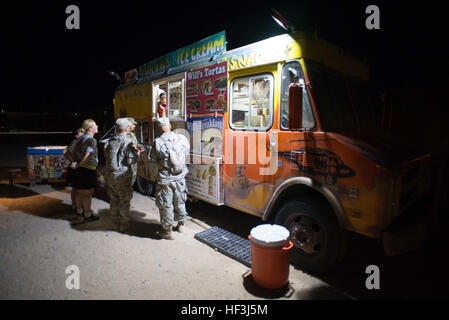 Soldaten aus der 116. Kavallerie Brigade Combat Team (DVT), Idaho Army National Guard, erkunden Sie das Menü von einem Food Truck bietet kalte Smoothies und Eis gegen die Hitze in die rotierende Einheit Biwak Bereich (RUBA) im National Training Center in Fort Irwin, Kalifornien, Aug. 11. Dieser Ausbildungszyklus ist die erste Kraft auf Kraft, hoher Intensität Konflikt Drehung der National Guard hat seit Beginn der Operation Enduring Freedom beteiligt, und besteht aus mehr als 5.200 Soldaten aus 11 Staaten Nationalgarde-Einheiten der US Army Reserve und aktiven Dienst Soldaten der US-Armee. (P) Stockfoto