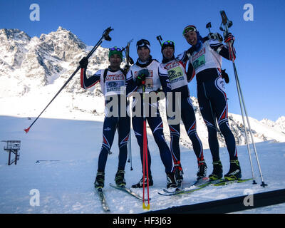 Mitglieder der United States National Guard Biathlon Team sammeln nach dem dritten Platz in der Patrouillenlauf während der südamerikanischen militärische Ski-Weltmeisterschaften und internationalen Ski-Wettbewerb an der Army Mountain School in Portillo, Chile, 8. August 2015. Biathlon, die Bergkette der Anden stattfand, bestand aus vier separaten Rennen auf verschiedenen Strecken, die Geschwindigkeit, Ausdauer und Präzision der einzelnen Biathletin getestet, als Einzelpersonen und Teams. (Foto mit freundlicher Genehmigung von Lieutenant Colonel Stephen Wilson) Alaska Nationalgardisten Teilnahme an internationale Biathlon-Event 150808-Z-ZZ999-000 Stockfoto