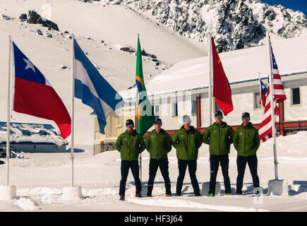 Mitglieder der United States National Guard Biathlon-Team, inklusive ihrer Trainer sammeln für ein Foto während der südamerikanischen militärische Ski-Weltmeisterschaften und internationalen Ski-Wettbewerb an der Army Mountain School in Portillo, Chile, 8. August 2015. Biathlon, die Bergkette der Anden stattfand, bestand aus vier separaten Rennen auf verschiedenen Strecken, die Geschwindigkeit, Ausdauer und Präzision der einzelnen Biathletin getestet, als Einzelpersonen und Teams. (Foto mit freundlicher Genehmigung von Lieutenant Colonel Stephen Wilson) Alaska Nationalgardisten Teilnahme an internationale Biathlon-Event 150808-Z-ZZ999-001 Stockfoto