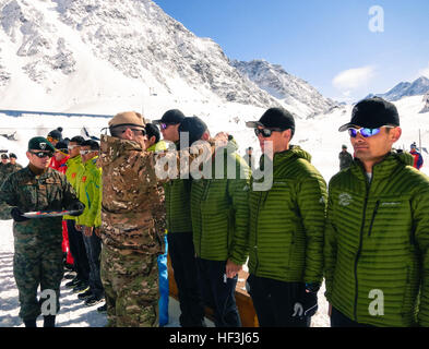 Alaska National Gardisten Staff Sgt Jamie Haines, ein Flieger mit dem 212. Rescue Squadron und Spc. Tadhg Nakada, ein Soldat mit der 207. Aviation Battalion und ihre Teamkollegen sind Dritten Ort in die 25 Kilometer lange Patrouillenlauf während der südamerikanischen militärische Ski-Weltmeisterschaften und internationalen Ski-Wettbewerb an der Army Mountain School in Portillo, Chile, Aug. 8 Medaillen. Der Biathlon Wettbewerb, der in den Anden stattfand, bestand aus vier separaten Rennen auf verschiedenen Strecken, die Geschwindigkeit, Ausdauer und Präzision der einzelnen Biathletin getestet, als Individuen Stockfoto