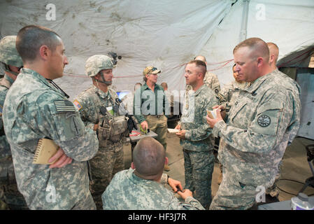 Stabsoffiziere mit der 116. Kavallerie-Brigade Combat Team, Idaho Army National Guard, besprechen anstehende Operationen in der Einheit taktische Operation Center (TOC) im National Training Center, Fort Irwin, Kalifornien, Aug. 12. Dieser Ausbildungszyklus ist die erste Kraft auf Kraft, hoher Intensität Konflikt Drehung der National Guard hat seit Beginn der Operation Enduring Freedom beteiligt, und besteht aus mehr als 5.200 Soldaten aus 11 Staaten Nationalgarde-Einheiten der US Army Reserve und aktiven Dienst Soldaten der US-Armee. (Foto von Generalmajor W. Chris Clyne, 115. Mobile Public-Affairs-Abteilung Stockfoto