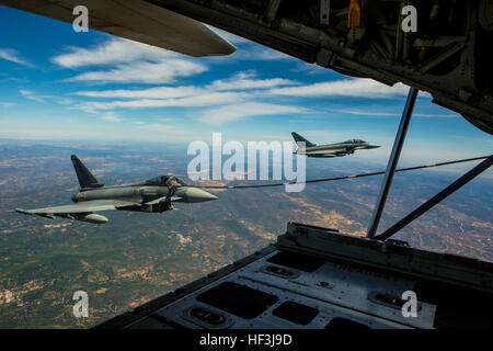 Ein Eurofighter Typhoon mit der spanischen Luftwaffe erhält Kraftstoff von einem US-Marine KC-130J Hercules mit Spezial-Marine Air-Ground Task Force Krise Antwort-Afrika, 13 August, in Spanien. Insgesamt fünf spanischen Piloten und ihre Flugzeuge hatten die Möglichkeit, ihre Luft-Luft-Betankung Fähigkeiten bei den Marines aus SPMAGTF-CR-AF zu üben. Während diese besondere Ausbildung eine Premiere für die beiden Länder war, arbeiten die USA und Spanien zusammen routinemäßig, einer der engsten Verteidigung Partnerschaften auf der ganzen Welt zu fördern. (U.S. Marine Corps Foto von Staff Sgt. Vitaliy Rusavskiy/freigegeben) US-Marine Stockfoto