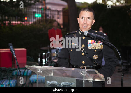 US Marine Corps Oberst Benjamin T. Watson, Kommandierender Offizier für die Marine Barracks Washington, spricht im Rahmen eines Empfangs im Haus des Kommandanten, Washington, DC, 21. August 2015. Die Honorable Andy Berke, Bürgermeister von Chattanooga; die Honorable Earl Anthony "Tony" Reavley, Direktor des Hamilton County Emergency Services & Heimatschutz; und die lobende Fred Fletcher, Chef der Polizei, Chattanooga Police Department, waren die Ehrengäste für die Parade am Marine Barracks Washington, D.C., und US Marine Corps Generalleutnant Richard P. Mills, Kommandeur der Marine Forces Reserve, Marinekräfte Stockfoto