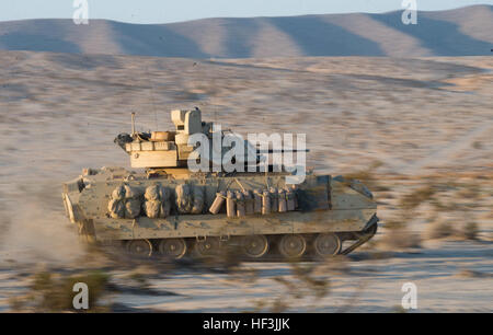 Soldaten aus dem Rennen, 116. Kavallerie-Brigade Combat Team (DVT), 3. Bataillon, A Company ihre M2A3 Bradley Infantry Fighting Vehicle in Richtung der Gegenmacht (OPFOR) während einer Schlacht Simulation Übung an die National Training Center (NTC), Fort Irwin, Kalifornien, Aug. 22. Mehr als 5.000 Soldaten mit Einheiten der Nationalgarde aus 10 Staaten, die US Army Reserve und dem aktiven Dienst US-Armeesoldaten sind in der Ausübung als Teil ihrer jährlichen Ausbildung beteiligt. (Foto von Generalmajor W. Chris Clyne, 115. Mobile Public-Affairs-Abteilung) NTC Rotation 15-09 beginnt mit einem Knall 150822-Z-ZJ128-001 Stockfoto