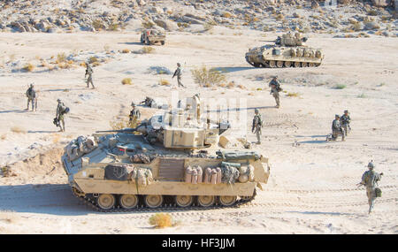 Soldaten mit 3rd Platoon, A Company, 3. Bataillon, 116. Kavallerie Brigade Combat Team (DVT), bereitstellen abgesessene Infanterie in restriktiven Gelände während einer Schlacht Simulationsübung an die National Training Center (NTC), Fort Irwin, Kalifornien, Aug. 22. Mehr als 5.000 Soldaten mit Einheiten der Nationalgarde aus 10 Staaten, die US Army Reserve und dem aktiven Dienst US-Armeesoldaten sind in der Ausübung als Teil ihrer jährlichen Ausbildung beteiligt. (Foto von Generalmajor W. Chris Clyne, 115. Mobile Public-Affairs-Abteilung) NTC Rotation 15-09 beginnt mit einem Knall 150822-Z-ZJ128-002 Stockfoto