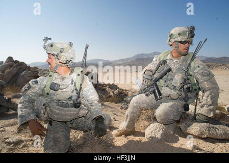 Gruppenführer Staff Sgt Rodriguez (links) und Staff Sgt. Anthony Dinger (rechts), 3rd Platoon, A Company, 3. Bataillon, 116. Kavallerie Brigade Combat Team (DVT), eine übereilte Verteidigung Energiebereitstellung nach Ausschöpfung ihrer Versorgung mit Anti-Tank Waffen während einer Schlacht Simulation Übung an die National Training Center (NTC), Fort Irwin, Kalifornien, Aug. 22. Mehr als 5.000 Soldaten mit Einheiten der Nationalgarde aus 10 Staaten, die US Army Reserve und dem aktiven Dienst US-Armeesoldaten sind in der Ausübung als Teil ihrer jährlichen Ausbildung beteiligt. (Foto von Generalmajor W. Chris Clyne, 115. Mobile Öffentlichkeitsarbeit Detachme Stockfoto