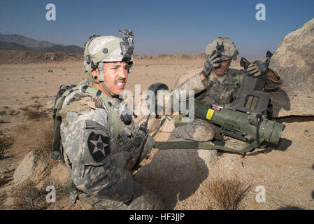 Soldaten des 3rd Platoon, A Company, 3rd Battalion, 116th Cavalry Brigade Combat Team, nehmen am 22. August an einer Kampfsimulation im National Training Center in Fort Irwin, Kalifornien teil, mit mehr als 5.000 Soldaten der Nationalgarde, der Armeereserve und aktiven Soldaten aus 10 staaten. Die Übung umfasst Kampfszenarien, Logistik und Planung, einschließlich des Managements von Panzerabwehrraketen während simulierter Einsätze. Stockfoto