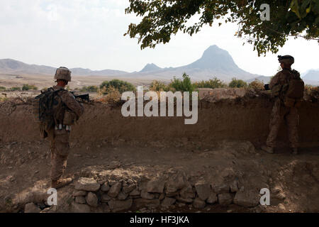 U.S. Marine Corps Lance Cpl. Alexander Craig, links, und Lance Cpl. Marcus Condie, beide aus Ostindien-Kompanie, 3. Bataillon, 4. Marine Regiment, Arbeitssicherheit während einer Patrouille von einem kleinen Dorf südlich von Golestan, Afghanistan, 29. Oktober 2009. (U.S. Marine Corps Foto: Lance Cpl. Chad J. Pulliam/nicht freigegeben) 091029-M-8774P-012 (4074717345) Stockfoto