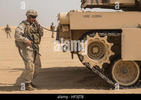 KUWAIT (25. August 2015) U.S. Marine CPL Nicholas Skidmore koordiniert suppressive Feuer mit Tank Besatzungsmitglieder während mechanisierte Kader Training angreifen. Skidmore ist ein Squad-Leader mit Kilo Company, Battalion Landing Team 3. Bataillon, 1. Marineregiment, 15. Marine Expeditionary Unit. Die Ausbildung konzentriert sich auf den Kader Fähigkeit, als eine geschlossene Einheit zu arbeiten während AAV-7 amphibischen Angriff Fahrzeuge und M1A1 Abrams Panzer, um effektiv mit eliminieren feindliche Ziele. Elemente des 15. MEU sind an Land in Kuwait für Erhaltung Ausbildung zu erhalten und zu verbessern die Fähigkeiten, die sie während ihrer Pr entwickelt Stockfoto