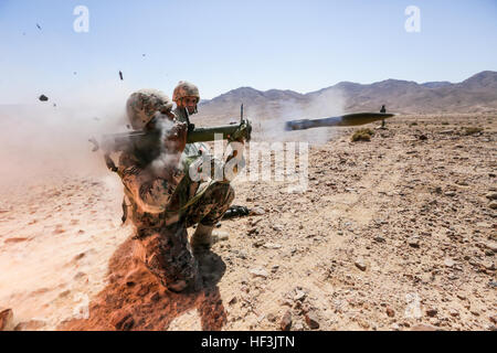 US-5TH Flotte AREA OF OPERATIONS (26. August 2015) jordanische Soldaten feuern eine Panzerfaust aus einer RPG-27 während ein bilaterales Training Evolution mit Ostindien-Kompanie, Battalion Landing Team 3. Bataillon, 1. Marineregiment, 15. Marine Expeditionary Unit. Die 15. MEU ist überall in den USA bereitgestellt 5. Flotte Einsatzgebiet zur Erhaltung der regionalen Sicherheit. (U.S. Marine Corps Foto von Sgt. Jamean Berry/freigegeben) 15. MEU Marines Zug in USA 5. Flotte Einsatzgebiet 150826-M-GC438-443 Stockfoto