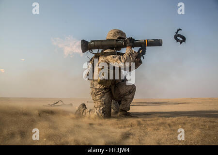 KUWAIT (26. August 2015) US Marine Lance Cpl. Andres Bravo feuert eine AT4-Rakete auf ein Ziel während Durchhaltefähigkeit Training. Bravo ist ein Schütze mit Kilo Company, Battalion Landing Team 3. Bataillon, 1. Marineregiment, 15. Marine Expeditionary Unit. Während der Ausbildung verfeinert Marines ihre Treffsicherheit mit der AT4. Elemente des 15. MEU sind an Land in Kuwait für Erhaltung Ausbildung zu erhalten und zu verbessern die Fähigkeiten, die sie während ihrer Periode der Einsatzvorbereitenden Ausbildung entwickelt. Die 15. MEU ist mit der Essex amphibische bereit Gruppe in Angriff genommen und eingesetzt, um die Aufrechterhaltung der regionalen Sicherheit im U Stockfoto