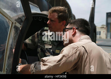 BASE AERIENNE 188, Dschibuti (9. September 2015) US Marine Captain Matt Davis, rechts, beobachtet als ein französischer Offizier mit den Franzosen, 5. Übersee kombiniert Arme Regiment (RIAOM) erklärt die Funktionen von einem französischen Armee Gazelle-Hubschrauber. Davis ist ein Waffen und Taktiken Lehrer mit Marine Medium Tiltrotor Squadron 161 (Stahlbeton), 15. Marine Expeditionary Unit. Elemente des 15. MEU bereiten, bilaterale Training mit der 5. RIAOM in Dschibuti durchzuführen, um die Interoperabilität zwischen den MEU und der französischen Armee zu verbessern. (U.S. Marine Corps Foto von Sgt. Steve H. Lopez/freigegeben) U Stockfoto