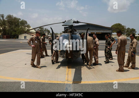 BASE AERIENNE 188, Dschibuti (9. September 2015) US-Marines mit Marine Medium Tiltrotor Squadron 161 (Stahlbeton), 15. Marine Expeditionary Unit und französische Offiziere mit dem Französisch 5. Übersee kombiniert Arme Regiment (RIAOM) einen französische Armee Gazelle-Hubschrauber zeigen und erläutern seine Fähigkeiten. Elemente des 15. MEU bereiten, bilaterale Training mit der 5. RIAOM in Dschibuti durchzuführen, um die Interoperabilität zwischen den MEU und der französischen Armee zu verbessern. (U.S. Marine Corps Foto von Sgt. Steve H. Lopez/freigegeben) US-Marines diskutieren Möglichkeiten mit französischen militärischen 150909-M-TJ27 Stockfoto