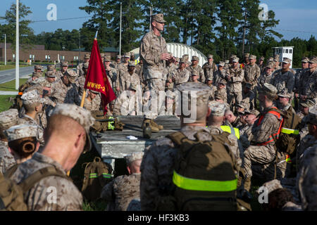 US Marine Corps Sgt. Major Richard D. Thresher, 2. Marine Aircraft Wing Sergeant Major, spricht mit Marines zugewiesen, Marine Wing zentrale Squadron (MWHS) 2, nach vier Meile Wanderung auf der Marine Corps Air Station Cherry Point, North Carolina, 10. September 2015. MWHS-2 führte die Wanderung um körperliche Fitness zu erhöhen, pflegen Kampfbereitschaft, Kameradschaft zu bauen und Esprit De Corps zu fördern. (U.S. Marine Corps Foto von Pfc. Jered T. Stein/freigegeben) MWHS-2 Wanderung 150910-M-WP334-055 Stockfoto