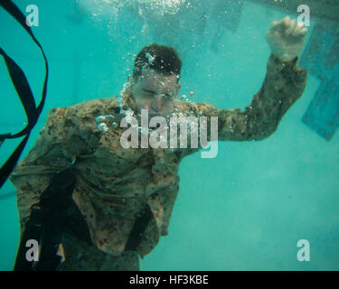 Ein US-Marine mit der Grundschule packt eine Gewehr aus dem Boden des Schwimmbeckens während die Grund- und Mittelstufe Qualifikation Schwimmstrecke in der Grundschule, Marine Corps Base Quantico, Virginia, 10. September 2015. Der Kurs lehrt Marines Wasser überleben und taktisches Geschick. (Foto: U.S. Marine Corps Lance Cpl. Jacqueline A. Garcia/freigegeben) Der Basic School Golf Co schwimmen Qual 150910-M-PO745-415 Stockfoto