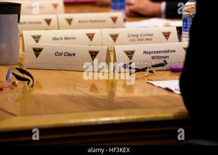 Name Plakate sitzen auf einer Konferenz Schreibtisch bei der Flotte Readiness Center Ost während einer kurzen, US-Abgeordneter Robert J. Wittman, ein Vertreter der ersten Congressional District of Virginia, an die Logistik des Unternehmens auf der Marine Corps Air Station Cherry Point, 14. September 2015 gegeben. Wittman dient auf House Armed Services Committee als Vorsitzender des Unterausschusses Bereitschaft und Expeditionary Forces-Unterausschusses und Seemacht. (U.S. Marine Corps Foto von Pfc. Jered T. Stein/freigegeben) US-Abgeordneter Wittman Besuche MCAS Cherry Point 150914-M-WP334-011 Stockfoto