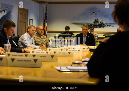 US-Abgeordneter Robert J. Wittman, ein Vertreter der ersten Congressional District of Virginia, erhält eine kurze Führung der Flotte Readiness Center (FRC) Osten auf die Logistik der FRC Osten auf der Marine Corps Air Station Cherry Point, 14. September 2015. Wittman dient auf House Armed Services Committee als Vorsitzender des Unterausschusses Bereitschaft und Expeditionary Forces-Unterausschusses und Seemacht. (U.S. Marine Corps Foto von Pfc. Jered T. Stein/freigegeben) US-Abgeordneter Wittman Besuche MCAS Cherry Point 150914-M-WP334-013 Stockfoto