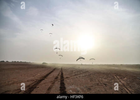 CAMP LEMONIER, Dschibuti (14. September 2015) US-Marines mit dem 15. Marine Expeditionary Unit Force Reconnaissance Detachment Fallschirm aus einem französischen c-160. Elemente des 15. MEU führen bilaterale Training mit der 5. Übersee kombiniert Arme Regiment (RIAOM) und anderen französischen Truppen in Dschibuti zur Verbesserung der Interoperabilität zwischen den MEU und der französischen Armee. (U.S. Marine Corps Foto von Sgt. Steve H. Lopez/freigegeben) Zwingt uns Marines, Französisch Land in Dschibuti 150914-M-TJ275-218 Stockfoto