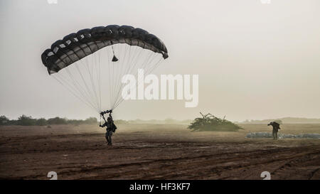 CAMP LEMONIER, Dschibuti (14. September 2015) US-Marines mit dem 15. Marine Expeditionary Unit Force Reconnaissance Detachment mit dem Fallschirm aus einem französischen c-160. Elemente des 15. MEU führen bilaterale Training mit der 5. Übersee kombiniert Arme Regiment (RIAOM) und anderen französischen Truppen in Dschibuti zur Verbesserung der Interoperabilität zwischen den MEU und der französischen Armee. (U.S. Marine Corps Foto von Sgt. Steve H. Lopez/freigegeben) Zwingt uns Marines, Französisch Land in Dschibuti 150914-M-TJ275-223 Stockfoto