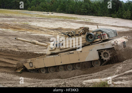 Marines mit Alpha Company, 2nd Tank Battalion, fahren Sie einen M1 Abrams-Panzer über eine Schmutz Berm während eines Fahrzeugs verletzt Übung an Bord-Ingenieur Training Area 2, Camp Lejeune, North Carolina, 17. September 2015. Marines mit Mobile Assault Company, 2nd Combat Engineer Battalion, verwendet ihre Fahrzeuge um einen Weg durch die Berme für die Tanks zu folgen zu verletzen. (Foto: U.S. Marine Corps CPL Paul S. Martinez/freigegeben) 2. Tanks, 2. CEB-Schmiede, während der Übung 150917-M-ZM882-221 Verletzung führen Stockfoto