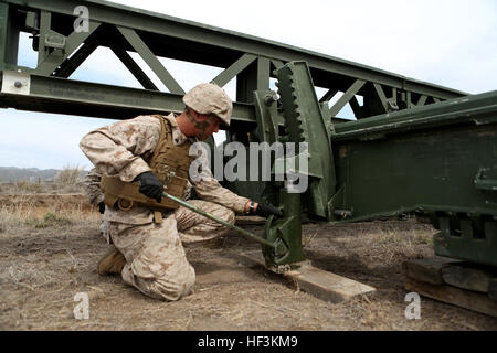 CPL James Stroeher, nutzt ein Kampfingenieur mit Bridge Company, 7th Engineer Support Battalion, 1st Marine Logistics Group ein 20-Tonnen Wagenheber, heben Sie das Ende einer mittleren Träger-Brücke, so dass andere Ingenieure eine stabilisierende Plattform für die massive Brücke an Bord Camp Pendleton, Kalifornien, 21. September 2015 bilden können. Marines aus 7. ESB und 1st Combat Engineer Battalion, 1. Marineabteilung führen verschiedene Ingenieur-Schulungen neben britischen Royal Engineers von 54 Kommando-Geschwader in den kommenden Wochen im Rahmen der jährlichen großen schwarz Alligator ausüben. Die Lücke - Marines, Brite/Britin für Stockfoto