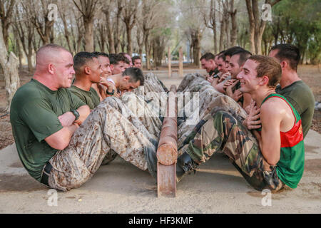 BASE AERIENNE 188, Dschibuti (21. September 2015) US-Marines mit dem 15. Marine Expeditionary Unit und die Franzosen 5. Übersee kombiniert Arme Regiment (RIAOM) ausführen knirscht als Teil der Indoktrination vor der Teilnahme an einem Überlebenskurs der Wüste. Elemente des 15. MEU sind mit der 5. RIAOM in Dschibuti Ausbildung, um die Interoperabilität zwischen den MEU und der französischen Armee zu verbessern. (U.S. Marine Corps Foto von Sgt. Steve H. Lopez/freigegeben) US-Marines, französische Truppen beginnen Ausbildung zusammen in Dschibuti 150921-M-TJ275-206 Stockfoto