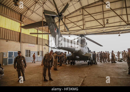 BASE AERIENNE 188, Dschibuti (21. September 2015) US-Marines mit dem 15. Marine Expeditionary Unit erhalten Sie einen Überblick über die Funktionen und Struktur der französischen Aérospatiale SA 330 Puma Helikopter. Elemente des 15. MEU sind mit der 5. RIAOM in Dschibuti Ausbildung, um die Interoperabilität zwischen den MEU und der französischen Armee zu verbessern. (U.S. Marine Corps Foto von Sgt. Steve H. Lopez/freigegeben) US-Marines, französische Truppen beginnen Ausbildung zusammen in Dschibuti 150921-M-TJ275-263 Stockfoto