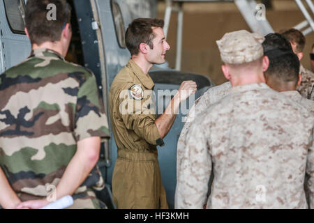 BASE AERIENNE 188, Dschibuti (21. September 2015) A Pilot mit dem Französisch 5. Übersee kombiniert Arme Regiment (RIAOM) erklärt die Funktionen und Struktur der Aérospatiale SA 330 Puma, US-Marines mit dem 15. Marine Expeditionary Unit.  Elemente des 15. MEU bereiten, bilaterale Training mit der 5. RIAOM in Dschibuti durchzuführen, um die Interoperabilität zwischen den MEU und der französischen Armee zu verbessern. (U.S. Marine Corps Foto von Sgt. Steve H. Lopez/freigegeben) US-Marines, französische Truppen beginnen Ausbildung zusammen in Dschibuti 150921-M-TJ275-269 Stockfoto