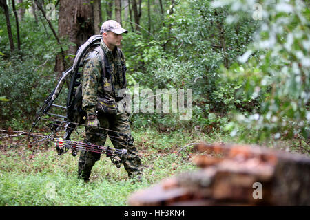 Gunnery Sergeant Jeffrey Short geht hinter der Baumgrenze auf seinem Jagdrevier mit einer Armbrust während der Jagdsaison Bogenschießen im Marine Corps Air Station Cherry Point, North Carolina, 22. September 2015. Jagd auf Cherry Point richtet sich an aktive Aufgabe Personal, ihre Angehörigen, Rentner, DOD-Mitarbeiter und Gäste gesponsert. Kurz ist der Air Combat Intelligence Unternehmen Gunnery Sergeant für Marine Wing zentrale Squadron 2. (U.S. Marine Corps Foto von Lance Cpl. Jason Jimenez/freigegeben) Beugt sich Kugeln, Jagd auf Cherry Point 150922-M-AI083-046 Stockfoto